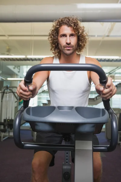 Homem trabalhando fora em bicicleta de exercício — Fotografia de Stock