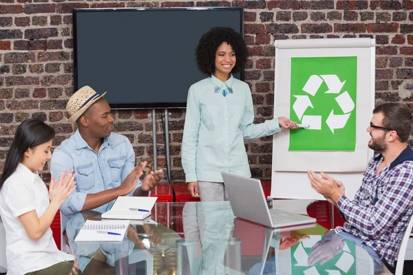 Бізнес команда на зустрічі з символом переробки — стокове фото