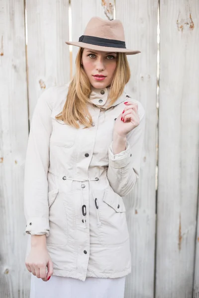 Schattige blonde vrouw met hoed die zich voordeed tijdens het kijken naar camera — Stockfoto