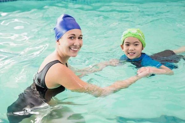 Carino bambino imparare a nuotare con allenatore — Foto Stock