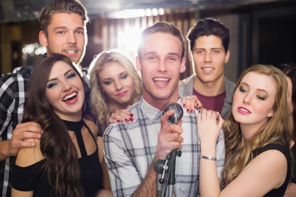 Amigos felices cantando karaoke juntos — Foto de Stock