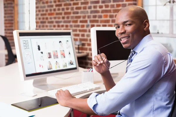 Empresario con computadora en escritorio de la oficina —  Fotos de Stock