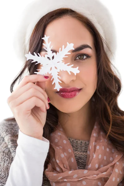 Mooie brunette houden een sneeuwvlok — Stockfoto