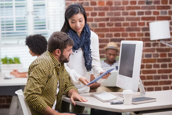 Persone creative guardando tablet digitale — Foto Stock