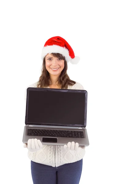 Sonriente morena en santa hat mostrando su laptop —  Fotos de Stock