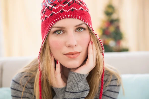 Ritratto di una bella bionda in cappello invernale — Foto Stock