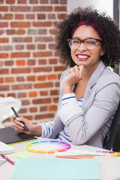 Lachende vrouw foto-editor met behulp van digitizer — Stockfoto