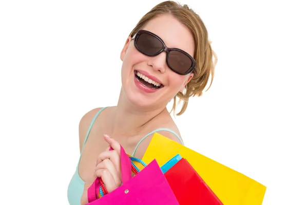 Portrait of a woman holding shopping bags wearing sunglasses — Stock Photo, Image