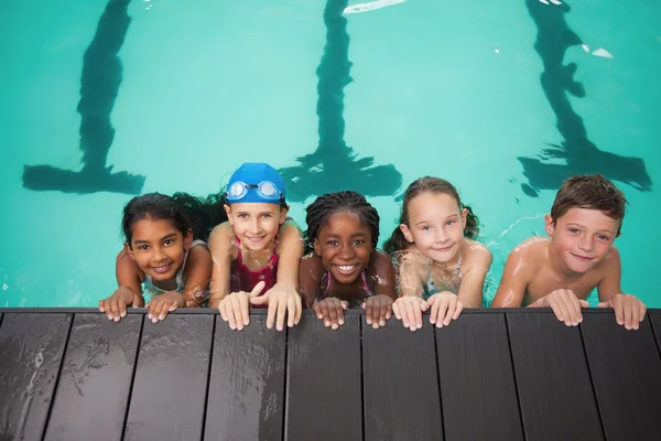 Graziosa classe di nuoto ascoltando allenatore — Foto Stock