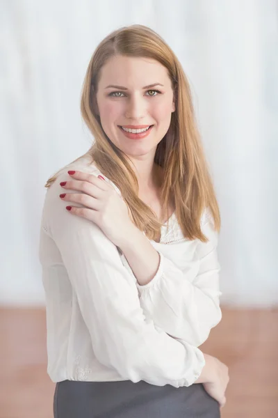 Retrato de una mujer rubia sonriente mirando a la cámara —  Fotos de Stock