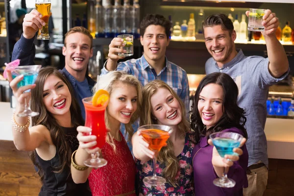 Happy vrienden cocktails drinken samen — Stockfoto