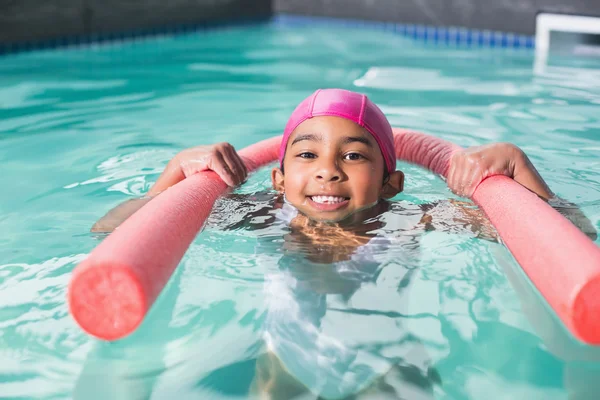 Söta unge simma i poolen — Stockfoto