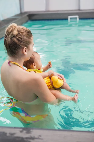 Mor och barn vid pool — Stockfoto