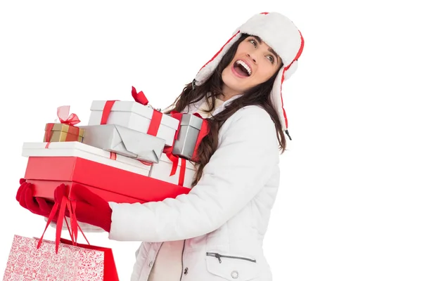 Morena en ropa de invierno sosteniendo muchos regalos y bolsas de compras — Foto de Stock