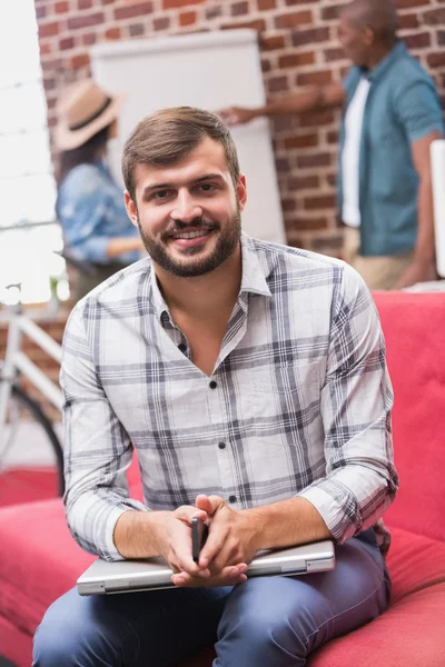 Casual homem sentado no sofá — Fotografia de Stock