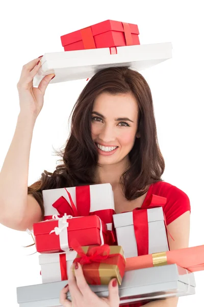 Sonriente morena sosteniendo muchos regalos — Foto de Stock