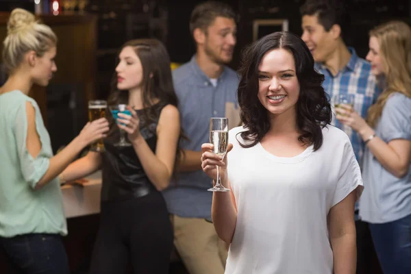 Hübsche Brünette mit einem Glas Champagner — Stockfoto