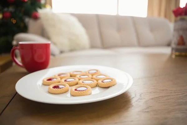 Biscotti e tazza sul tavolino da caffè a Natale — Foto Stock