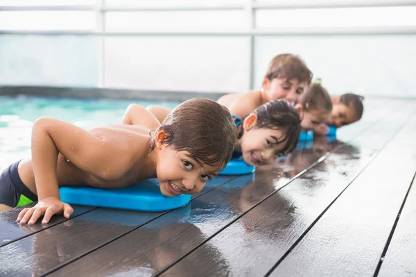 Söta simning klass vid poolen — Stockfoto