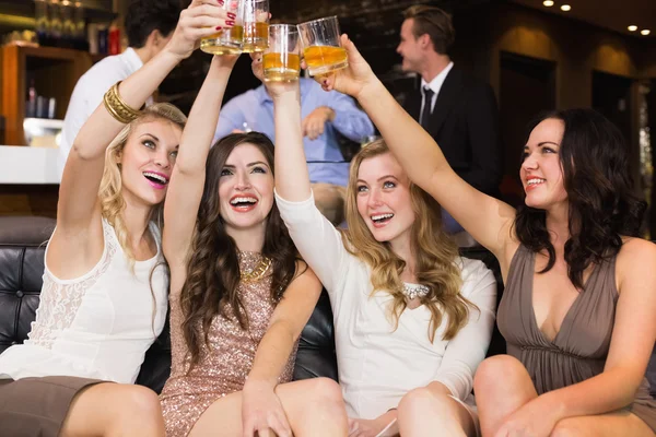 Amigos bonitos tomando uma bebida juntos — Fotografia de Stock