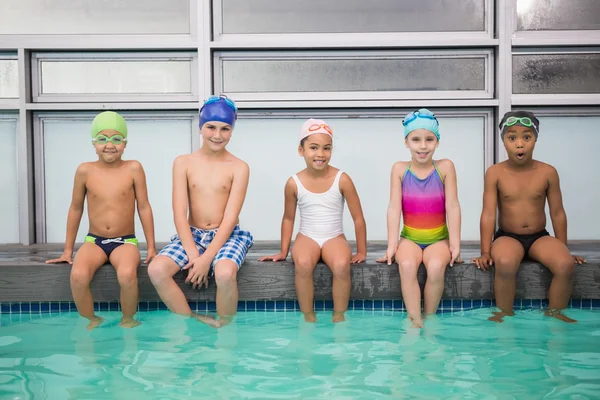 Graziosa classe di nuoto sorridente alla fotocamera — Foto Stock