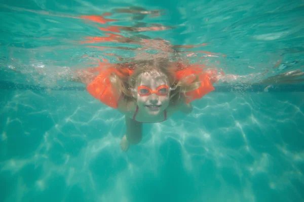 Mignon enfant posant sous l'eau dans piscine — Photo