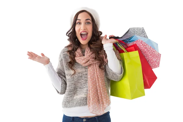 Opgewonden brunette met shopping tassen — Stockfoto