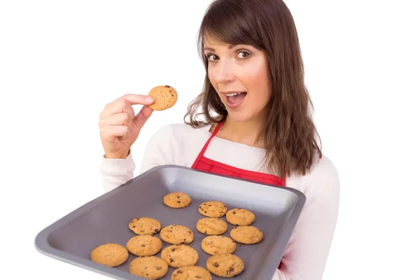 Morena festiva mostrando biscoitos quentes — Fotografia de Stock