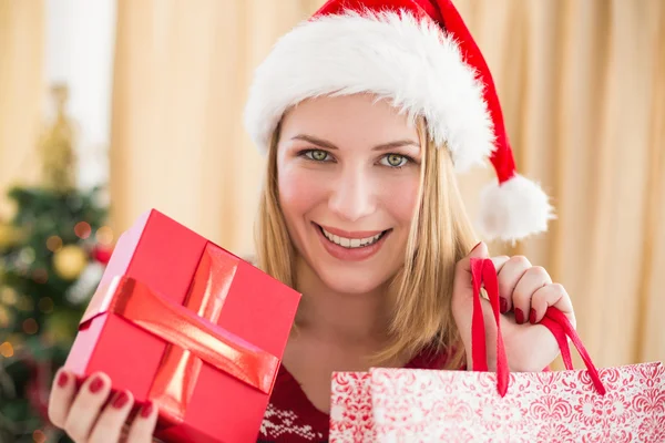 Festliche Blondine zeigt vor laufender Kamera ein Geschenk — Stockfoto