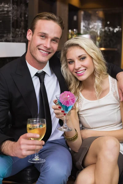 Pareja feliz tomando una copa juntos —  Fotos de Stock