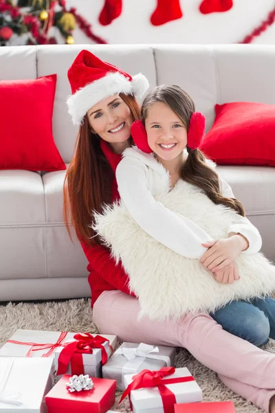 Mãe festiva e filha sorrindo para a câmera — Fotografia de Stock