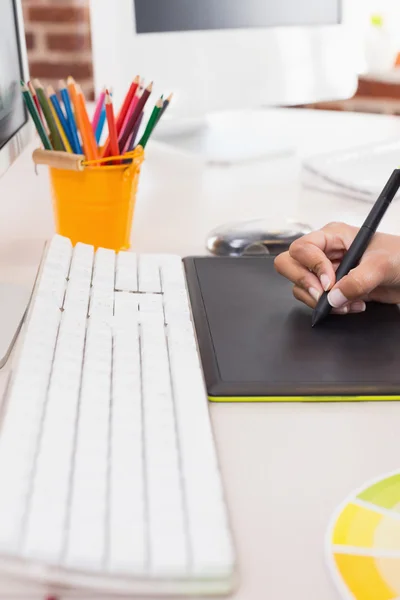 Main en utilisant le numériseur dans le bureau — Photo