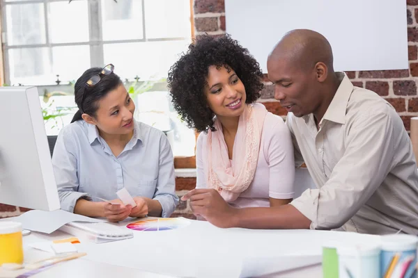 Diseñador de interiores hablando con clientes —  Fotos de Stock