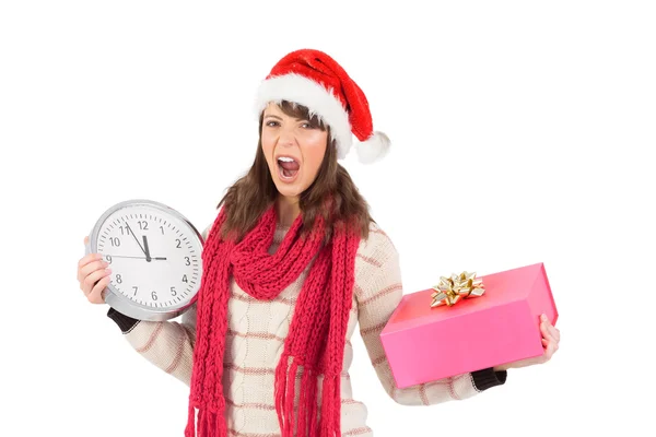 Křičí brunetka drží hodiny a dárek — Stock fotografie