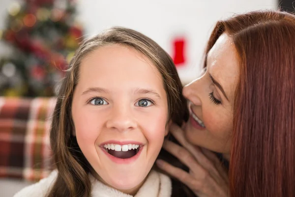 Matka mówi jej córka w tajemnicy Bożego Narodzenia — Zdjęcie stockowe