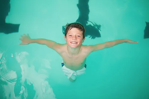 Netter kleiner Junge lächelt im Pool — Stockfoto