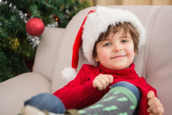 Праздничный мальчик улыбается в камеру — стоковое фото
