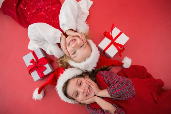 Feestelijke kleine meisjes glimlachen op camera met geschenken — Stockfoto