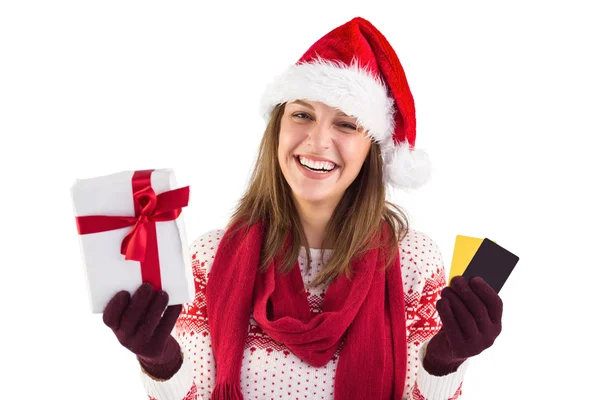 Sonriente joven morena con regalo y tarjeta de crédito — Foto de Stock