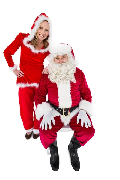 Papai Noel e Sra. Claus sorrindo para a câmera — Fotografia de Stock