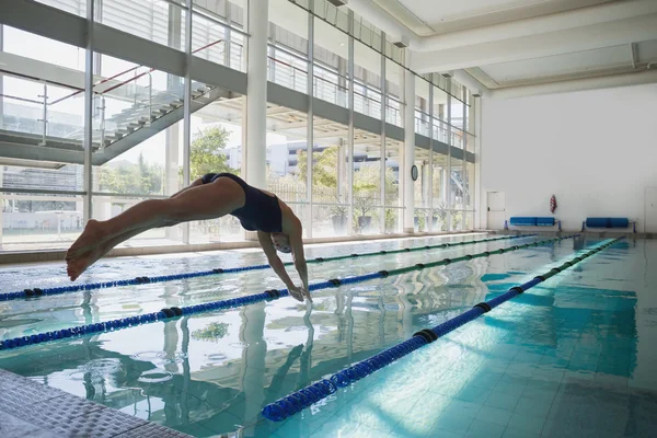 Swimmer diving into the pool — Stock Photo, Image