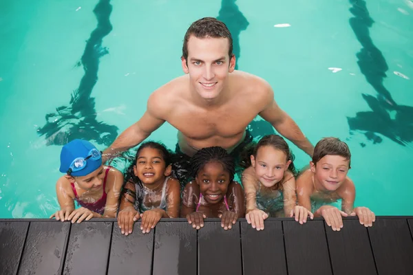 Schattig zwemmen in zwembad met coach klasse — Stockfoto