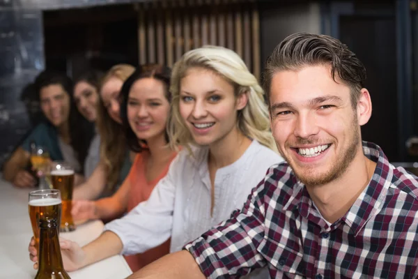 Jeunes amis prenant un verre ensemble — Photo