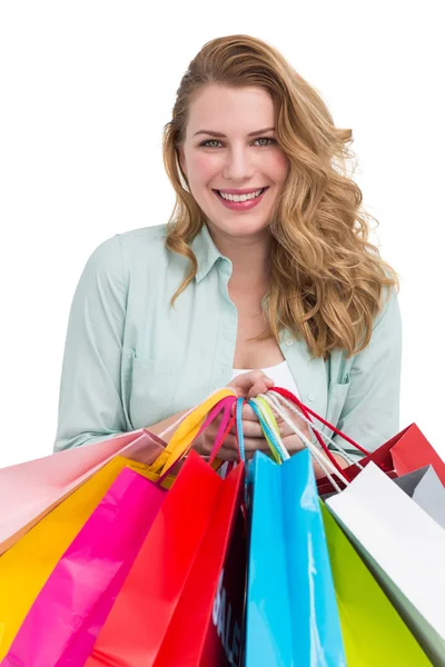 Mujer joven sonriente sosteniendo bolsas de compras — Foto de Stock
