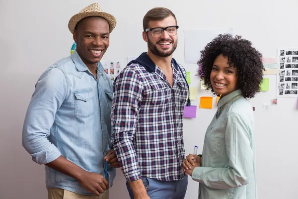 Team with sticky notes on wall — Stock Photo, Image