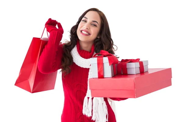 Gelukkig brunette houden Kerstcadeaus — Stockfoto