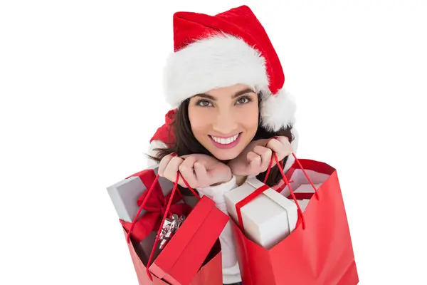 Sonriente morena sosteniendo bolsas llenas de regalos — Foto de Stock