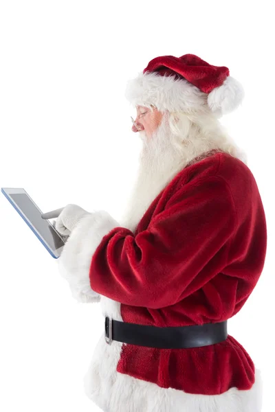 Santa med hjälp av en tablet Pc — Stockfoto