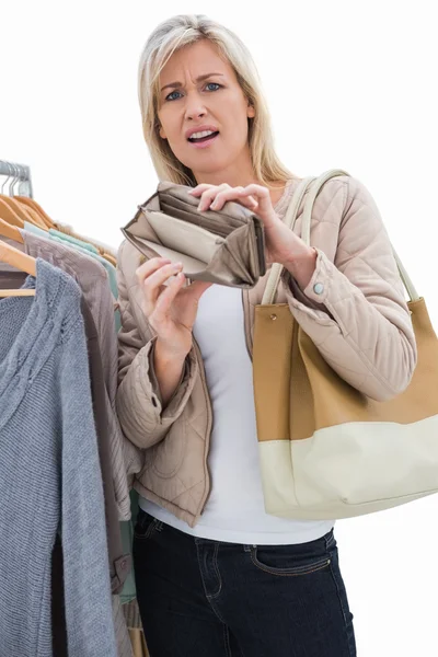 Pretty blonde showing her empty purse — Stock Photo, Image