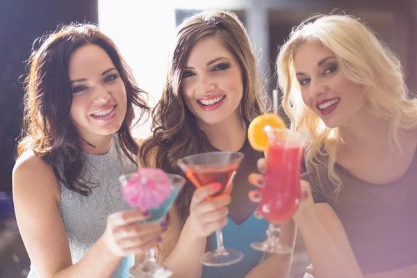 Attractive friends drinking cocktails together — Stock Photo, Image